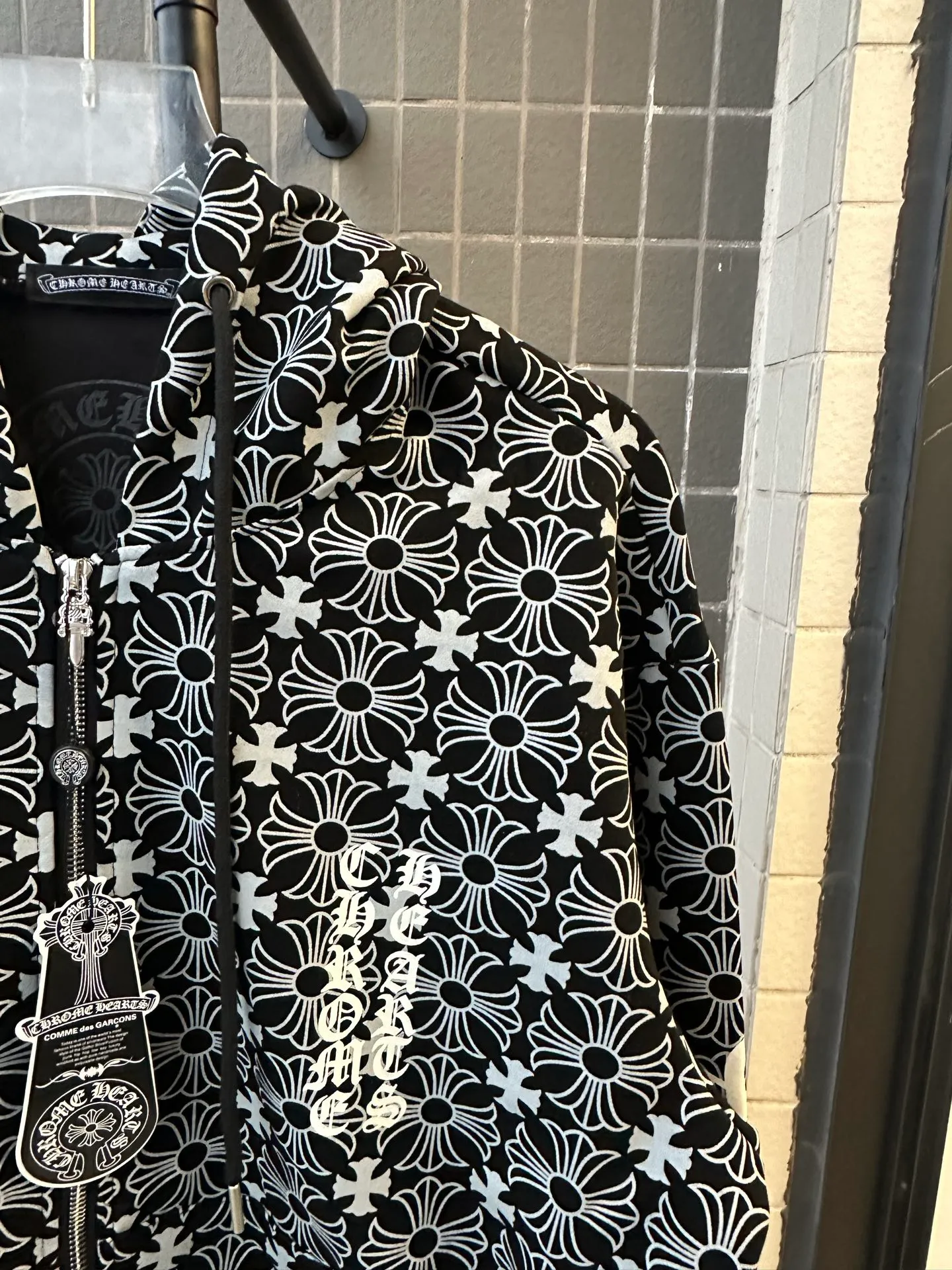 P310 Style No.: TT74 𝐂𝐇𝐑𝐎𝐌𝐄 𝐇𝐄𝐀𝐑𝐓𝐒/Cro Heart Hooded 23FW new all-over printed Sanskrit opening and closing sweater. Full dark pattern printing as the backing to show a sense of mystery. Sanskrit embroidery on the front chest. Metal zipper closure. Classic Sanskrit printing design on both arms. Classic big horseshoe print on the back, overall high-end and versatile, same style for men and women Size: S-XL